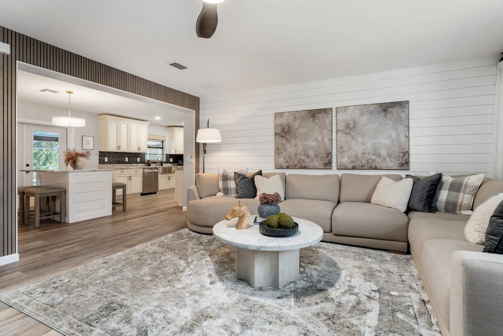 Designer Pet-friendly Retreat With Heated Pool 5 Bedroom Home