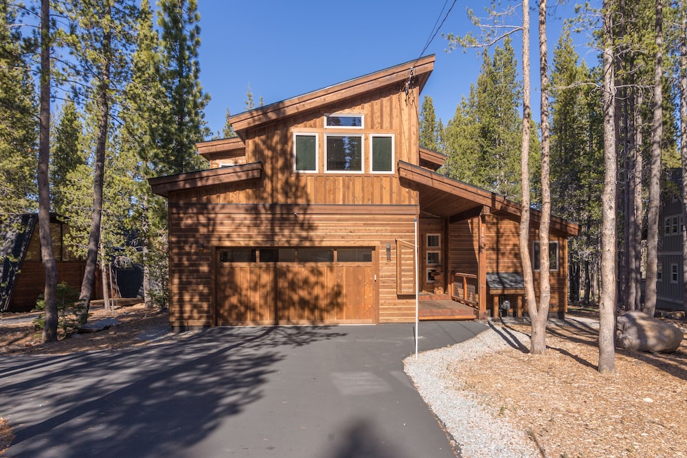 Sawtooth by Avantstay Spacious Pine Tree Cabin w/ Hot Tub view 5