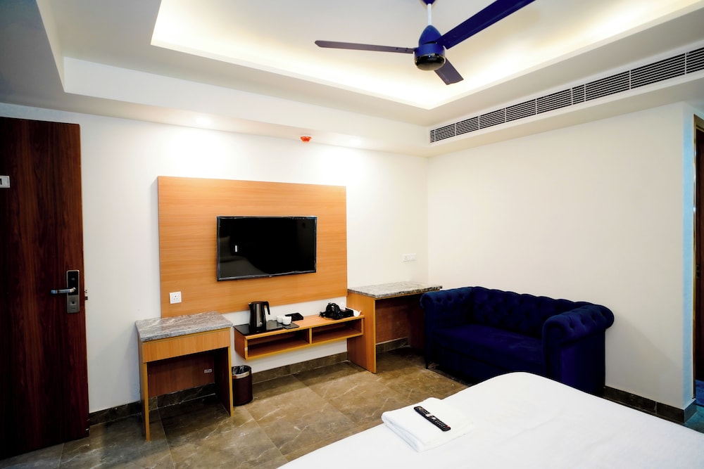 Royal Raven Hotel And Banquet