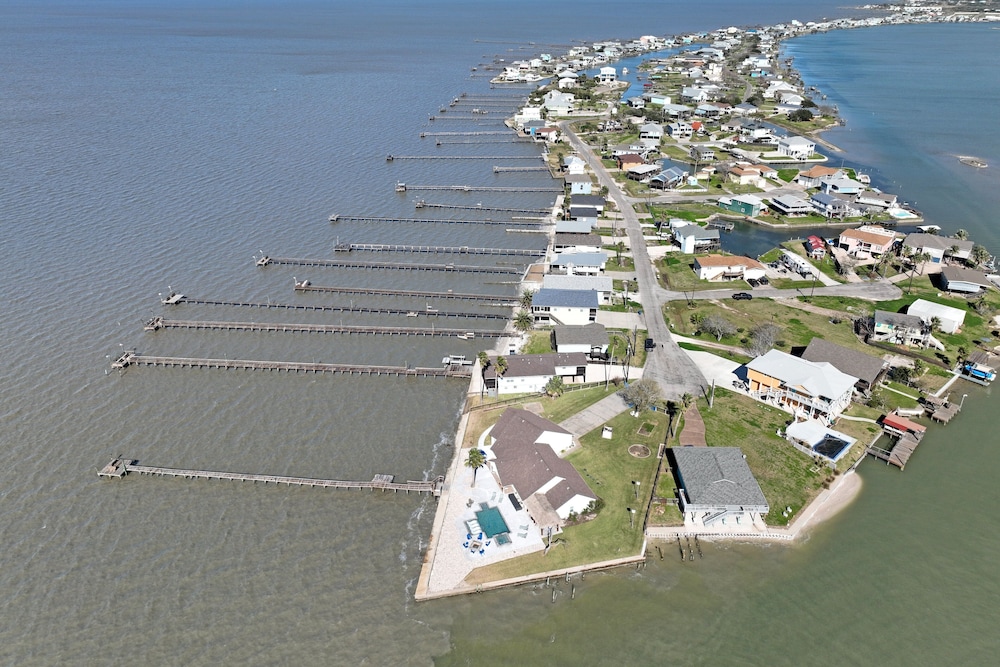 Baydream 4 Bedroom Home by RedAwning view 4