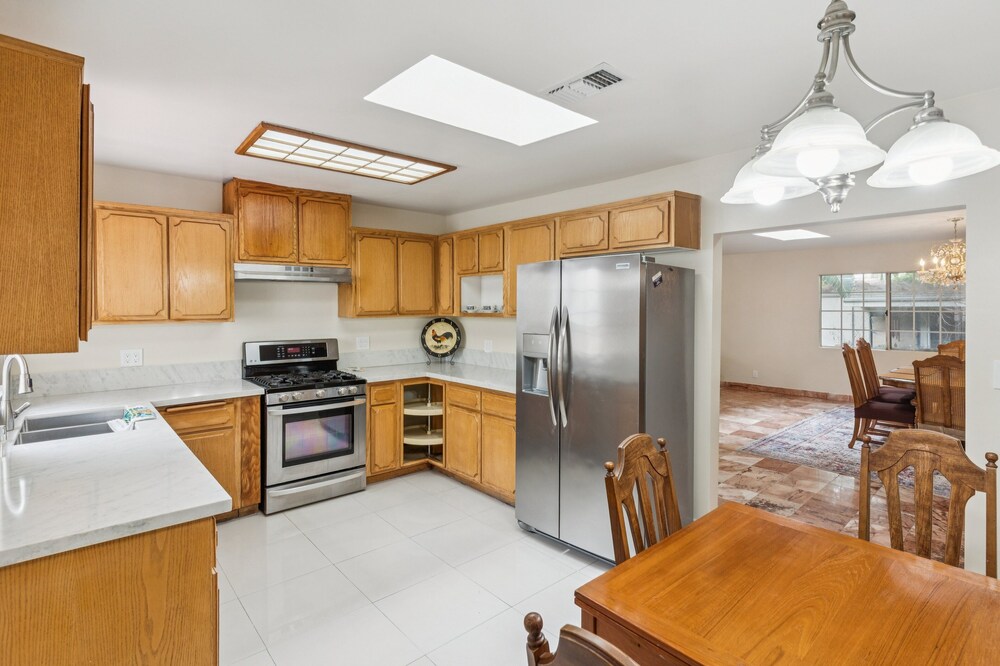 Russell House Near Hollywood & Griffith Park 3 Bedroom Home