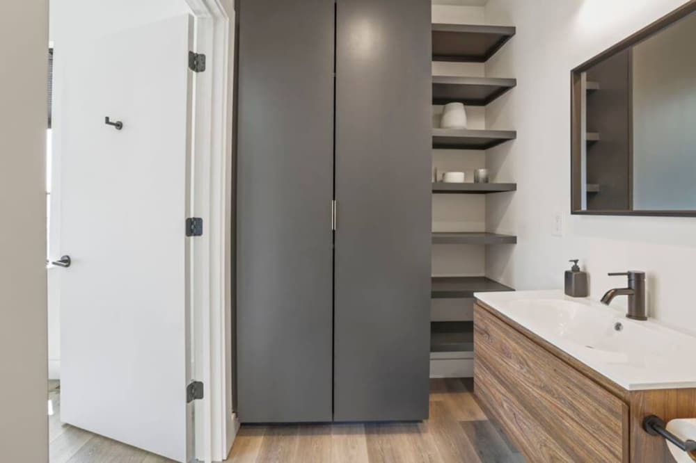 Work Of Art -3 Bedroom Elegant Townhome-columbus