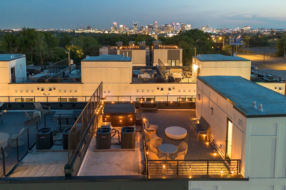 Luxe 4BR Retreat With Rooftop Fire Pit Garage