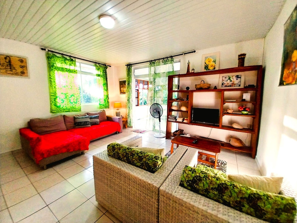 Tahiti - Haumaru Beach Fare