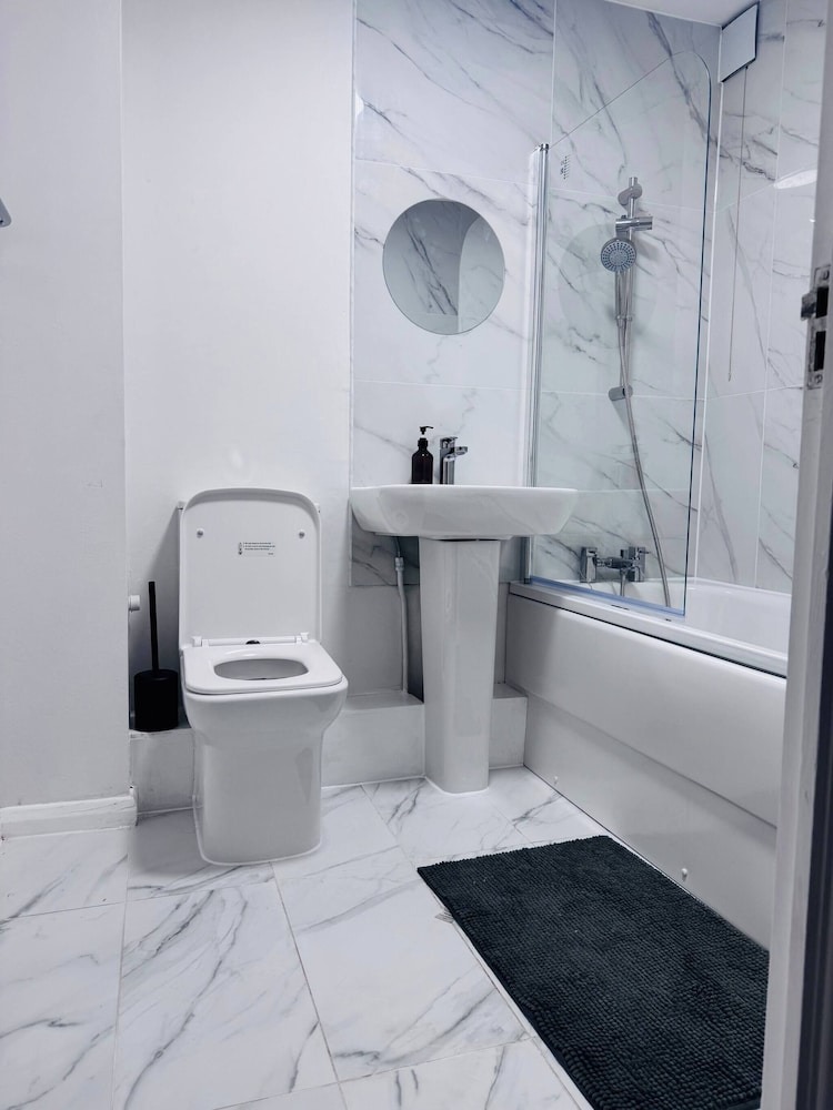 Stylish 1 Bed Flat Lakeside Shopping Mall