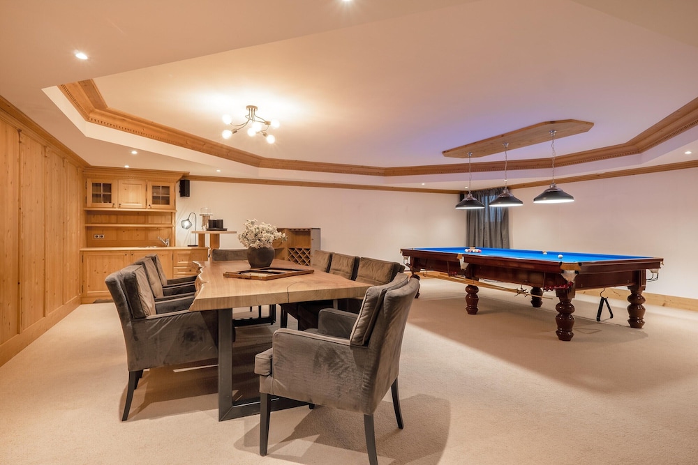 Elegant Chalet Near Slopes & Village