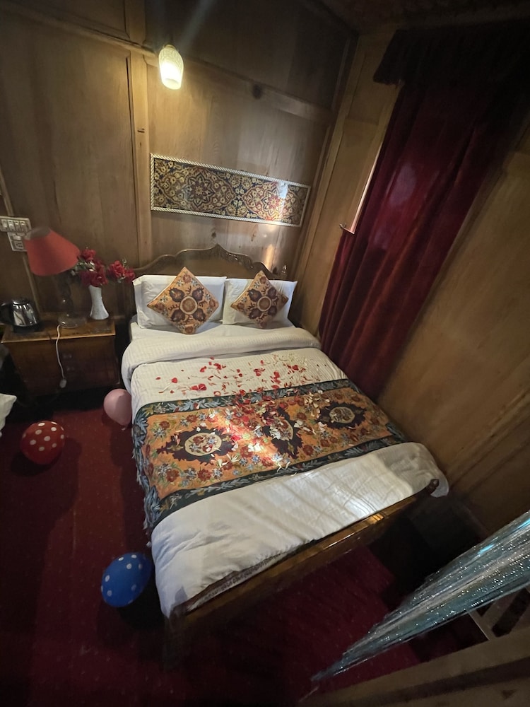 Lake Victoria Houseboat