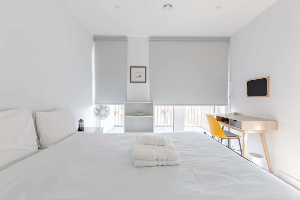 Stylish 2BD Oasis W/balcony South East London!