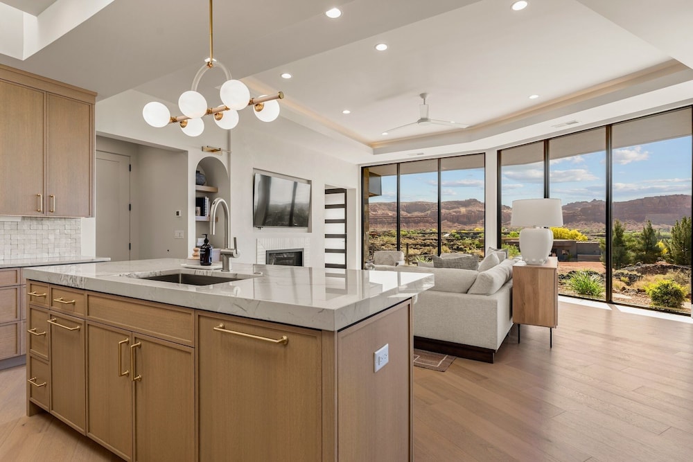 Black Desert Retreat 4 Bedroom Home