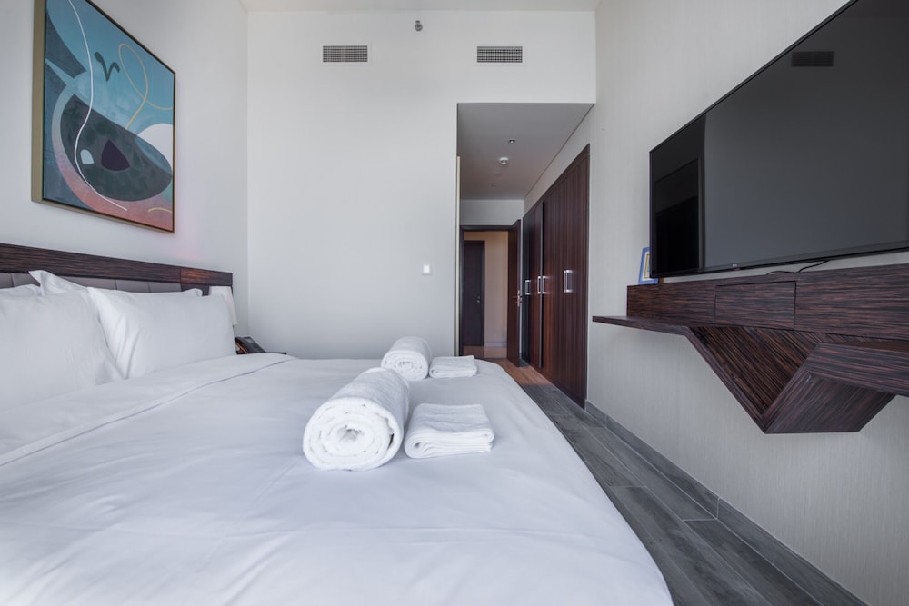Maison Privee - Chic Coastal Escape w/ Sea Views on Palm Entry