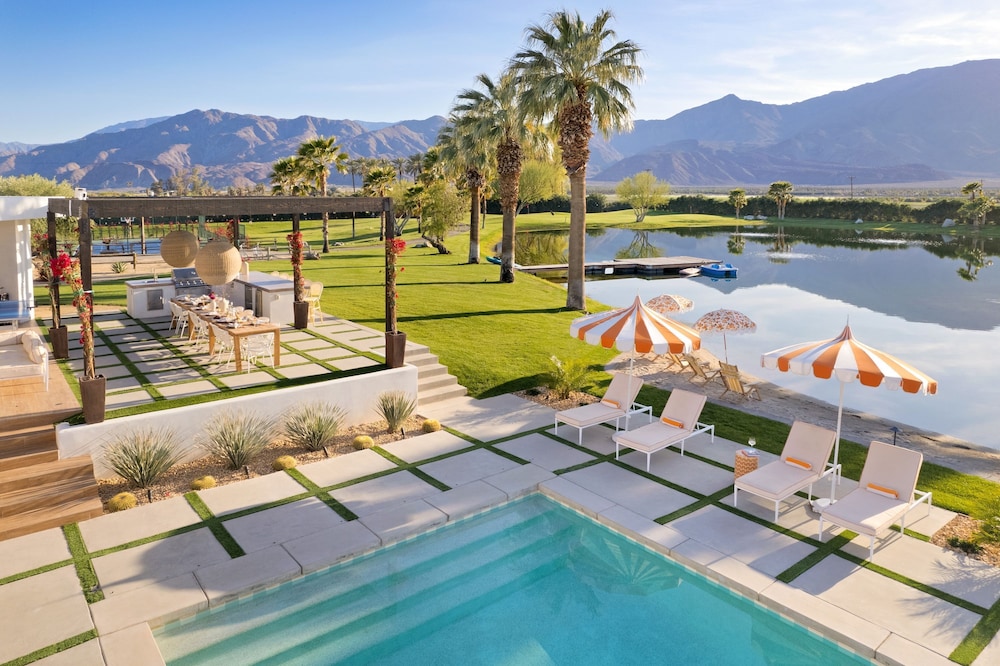 Buena Vista by Avantstay Massive Outdoor Oasis w Pool Spa Firepit
