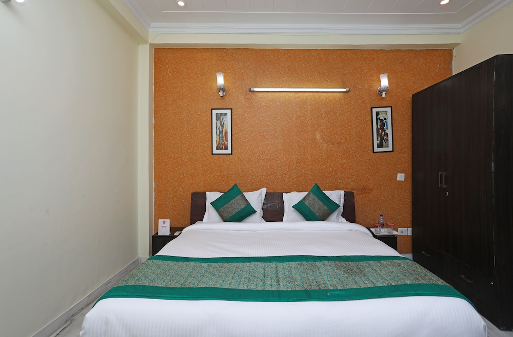 OYO 11606 Galaxy Inn