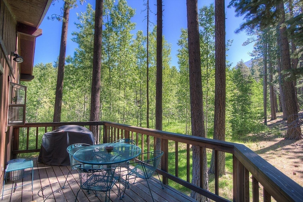 Aspen View Lodge 3 Bedroom Home by RedAwning view 3