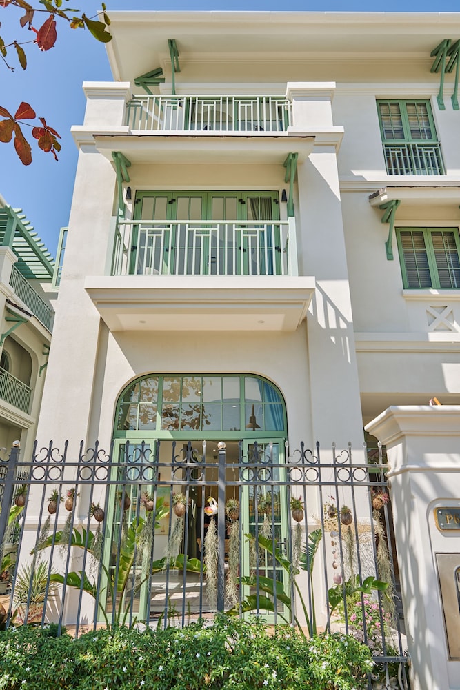 Luxury 4 bedroom Solar Villa