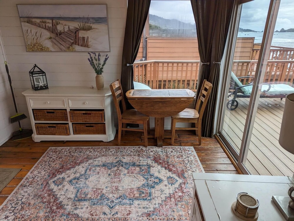 Ocean Front Cabin 15 Jacuzzi Sensational Views