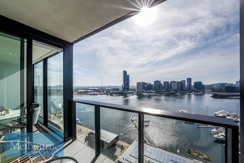 Melbourne Private Apartments - Stadium and Harbour Views