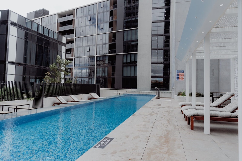Panoramic Lake View 2-bed With Pool,