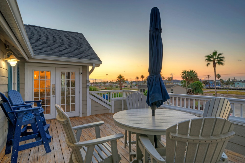 Dolphin at Trout Street Queen Suite w Kitchenette Marina-front Patio
