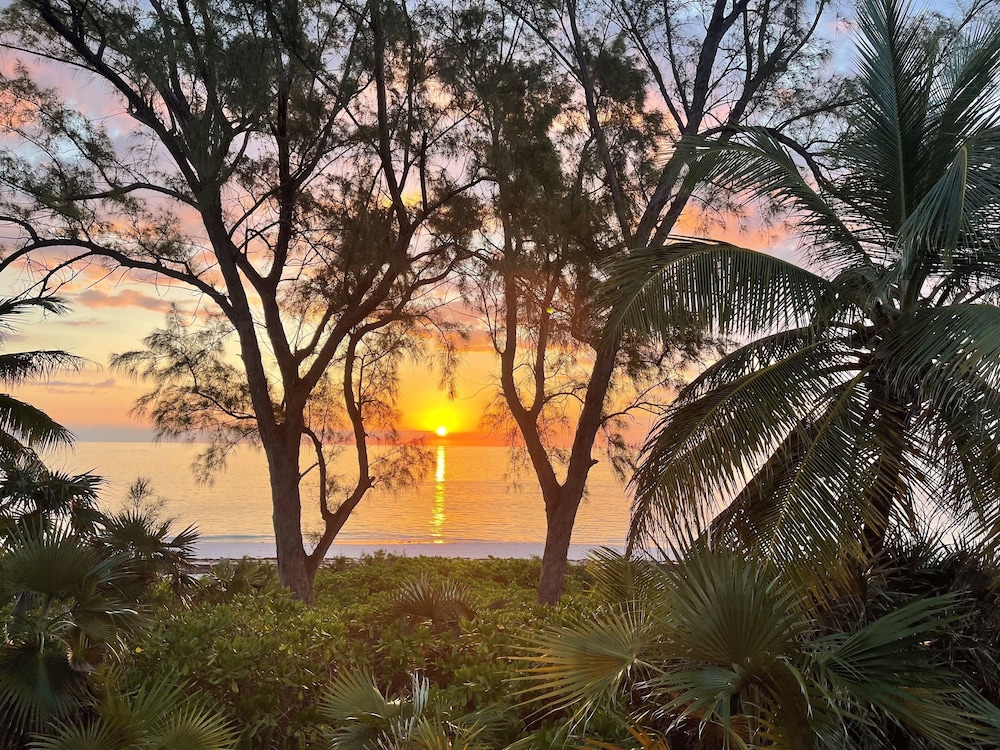 Hohum - Private Beachfront House On Exclusive Windermere 3 Bedroom Home