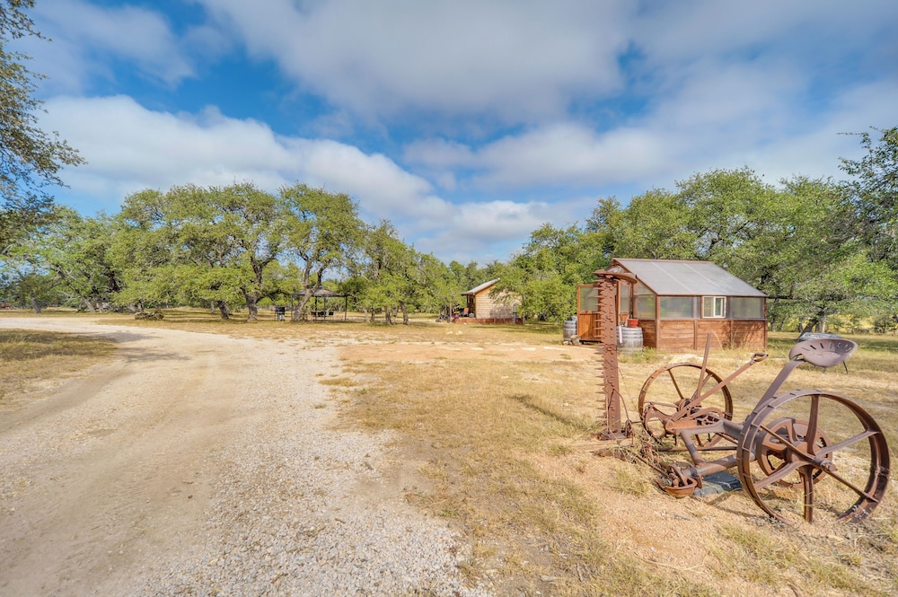 11 Mi to LBJ State Park - Couples Cabin Retreat!