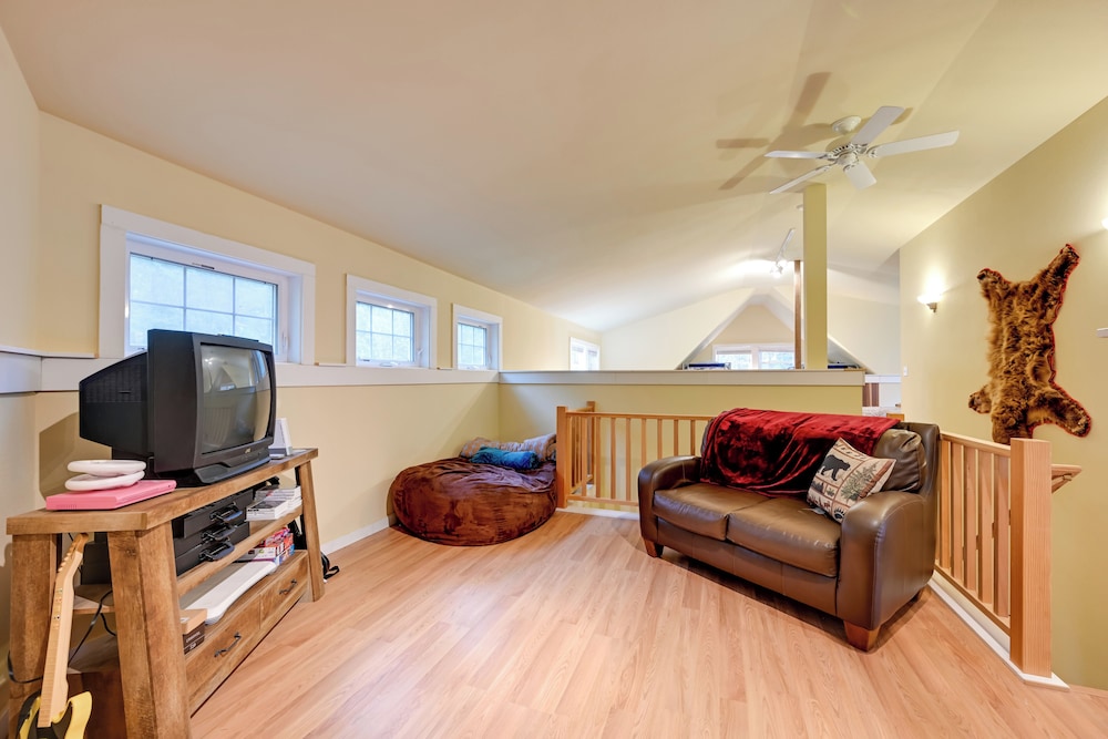 Ski, Fish & Explore: Packwood Home w/ Sauna!