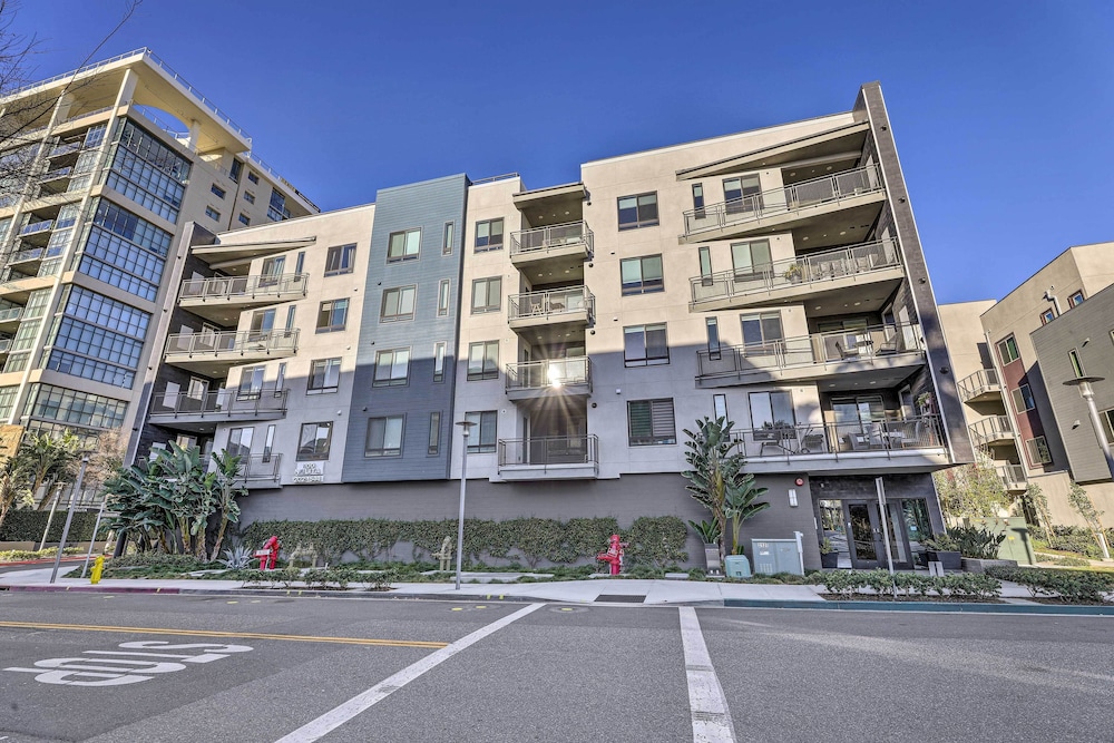 Modern Irvine Condo w/ Pool - 7 Mi to Beach! view 4