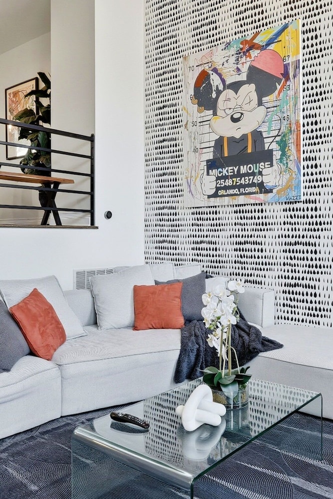 River West Modern 4-bd Home With Patio Balcony
