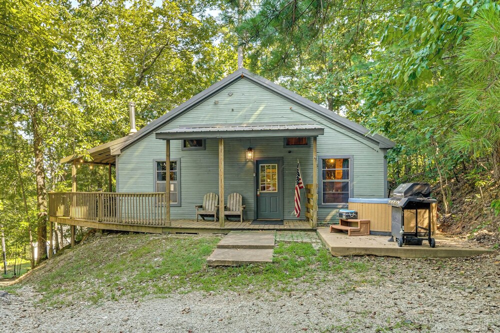 3 Mi to Beavers Bend State Park: Hot Tub Hideaway!