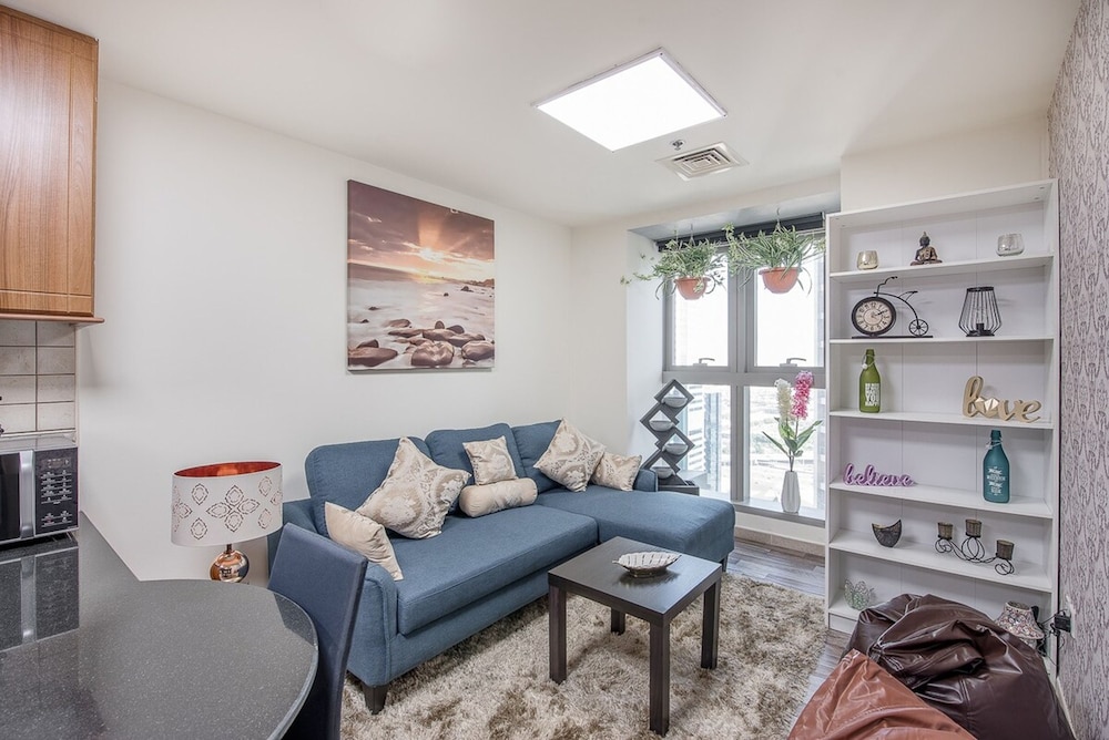 High-floor 2BR With Dubai Marina Views
