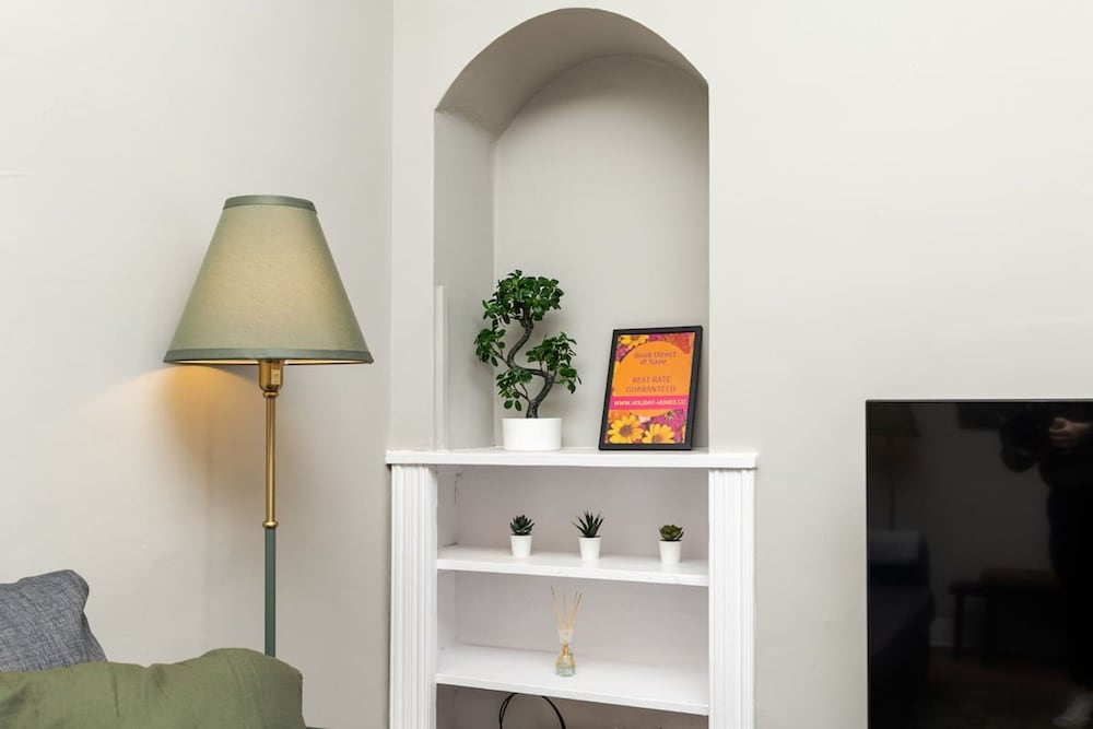 2 Bedroom Flat - Free Parking