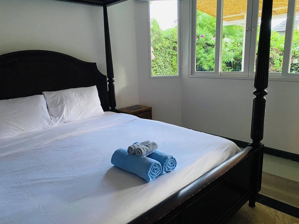 Hidden Villa Oasis Private Pool 2km to Beach&mall