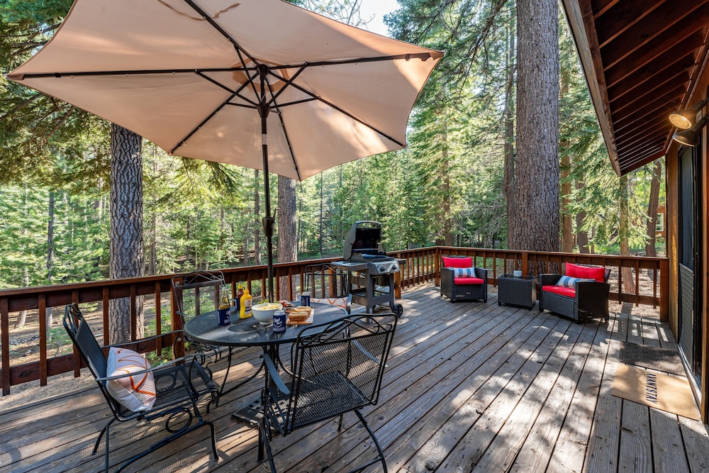 Whiskey Springs by Avantstay Classic Cabin Near Tahoe Donner Ski Area