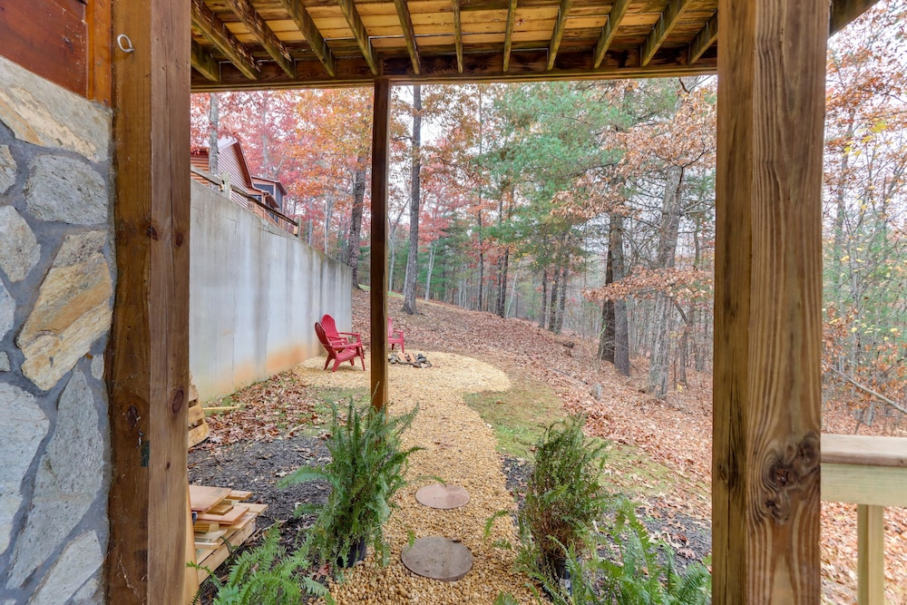 Blue Ridge Cabin w/ Hot Tub, 5 Mi to Downtown!
