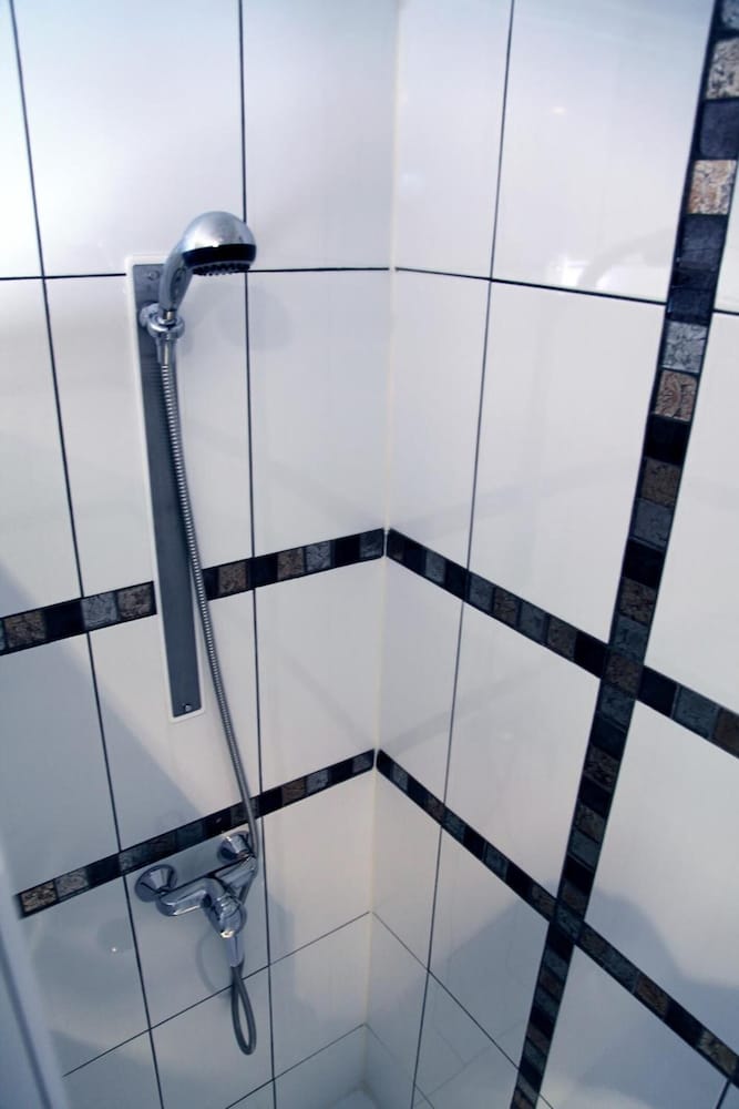 Levallois-Perret Vacations - Hotel Briand devient Hotel IPL - Property Image 6