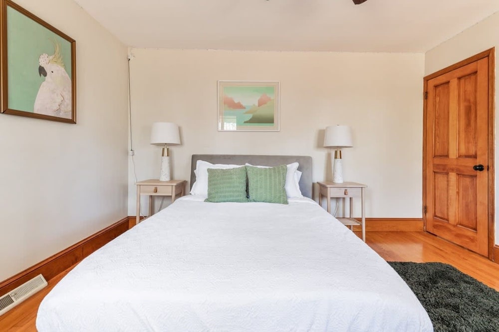 HV Spacious Retreat Sleeps 13 w Hot Tub