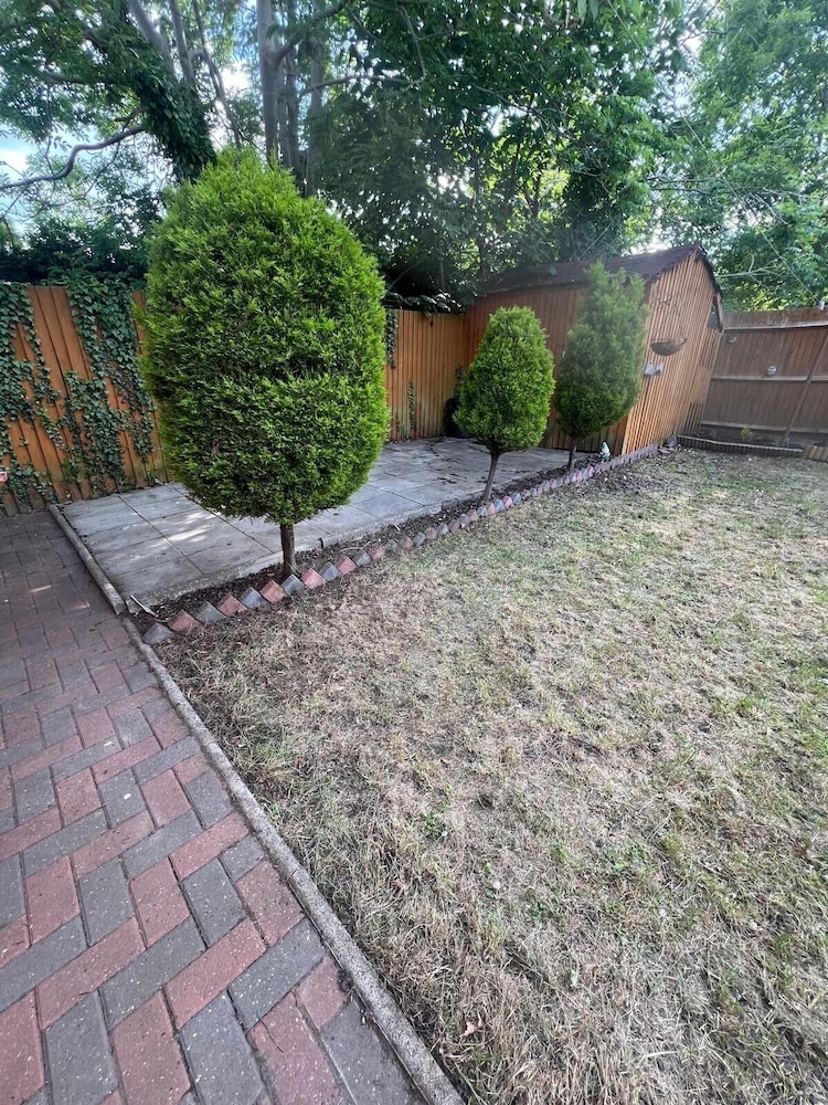 4-bed Barnwell Retreat- Sleeps10, Garden & Parking