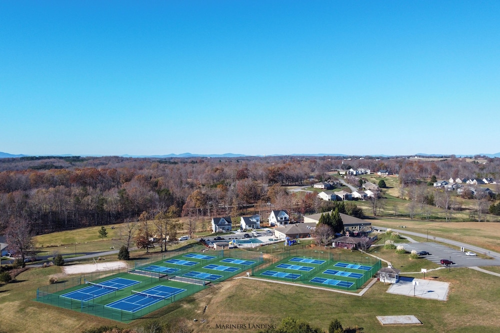 Smith Mountain Lake Retreat w/ Resort Amenities!