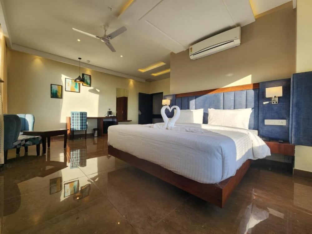 Goroomgo Portola Hotel By Parkside Dharamshala view 5