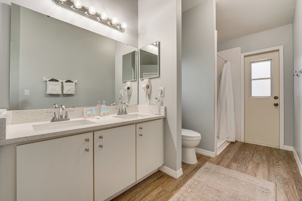9 Mi to Disney: Themed Rooms & Private Pool!