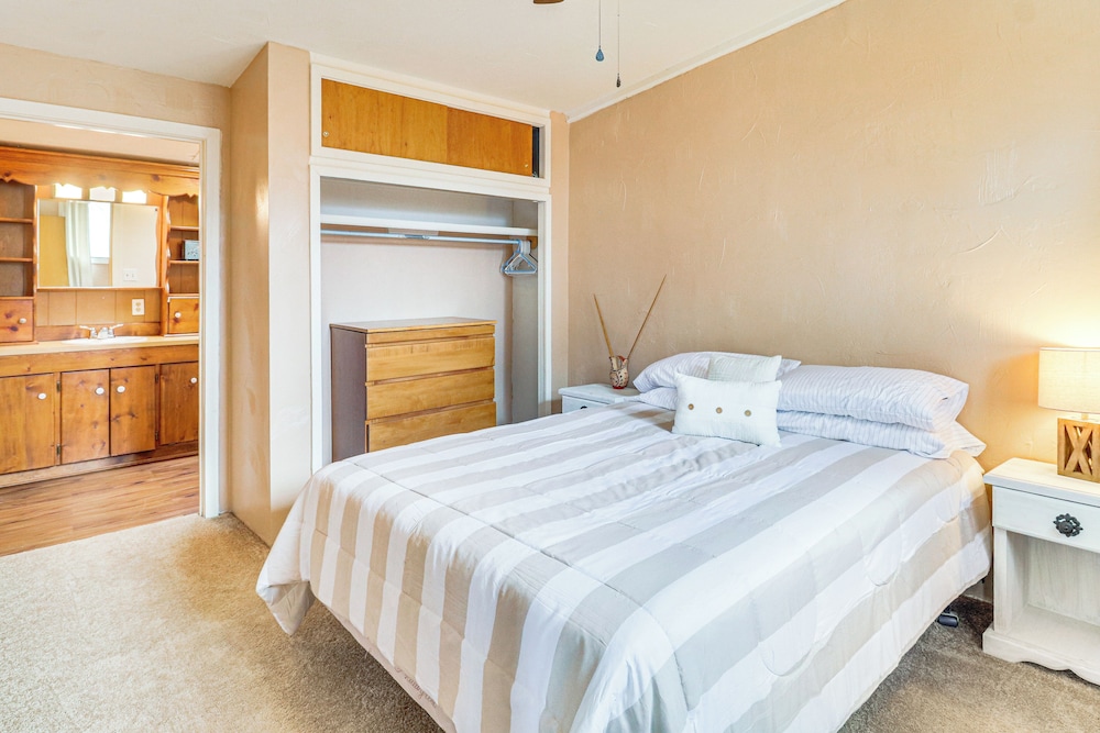 Half-mi to Jemez Hot Springs: Cozy Cabin Getaway!