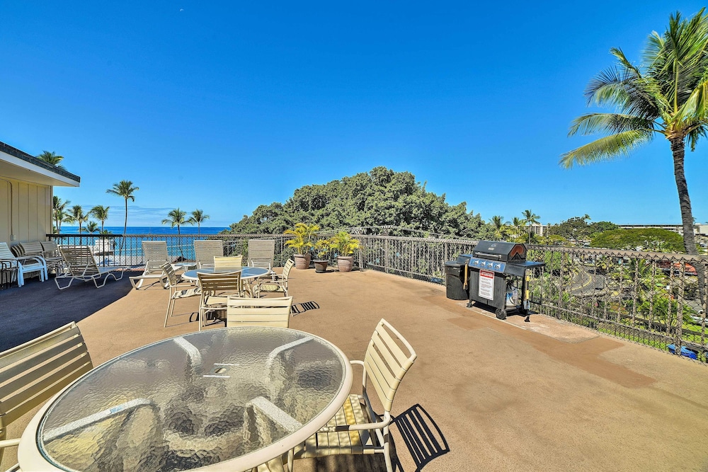 Downtown Air Conditioned Condo: Walk to Beaches