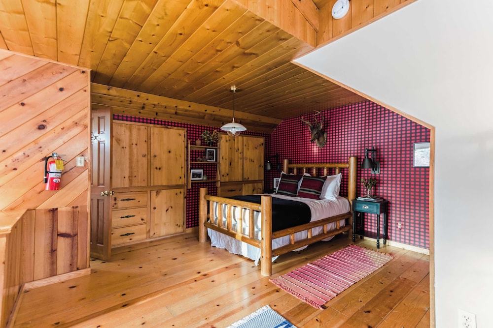 Sleeps 23 2 Homes, Lakefront, Private Dock, Hot Tub, Game Room, Swingset, View