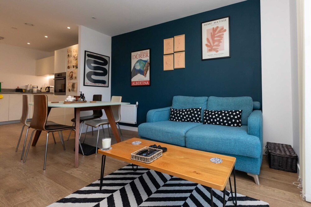 Peaceful & Vibrant 1BD Flat W/balcony- Bow Common!
