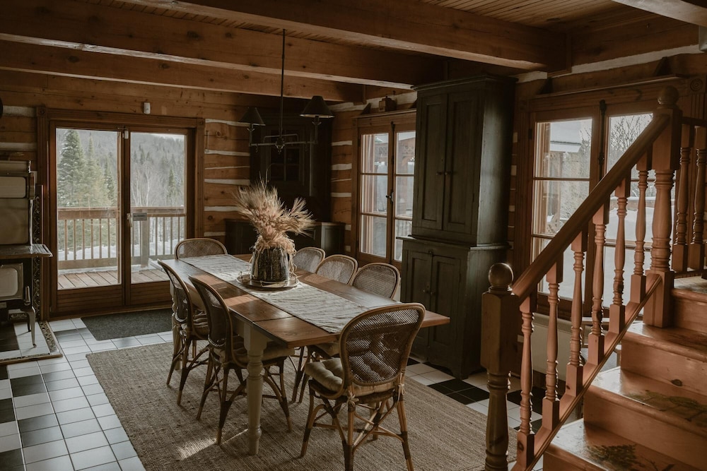 Manoir du Canard - 1800s Authentic Quebecois log Home With Modern Amenities