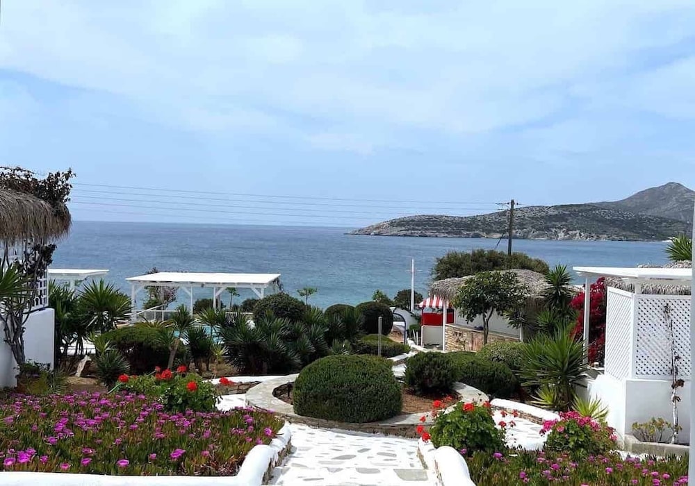 Hotel Blue Dolphin Antiparos Villas and Suites - Image 1