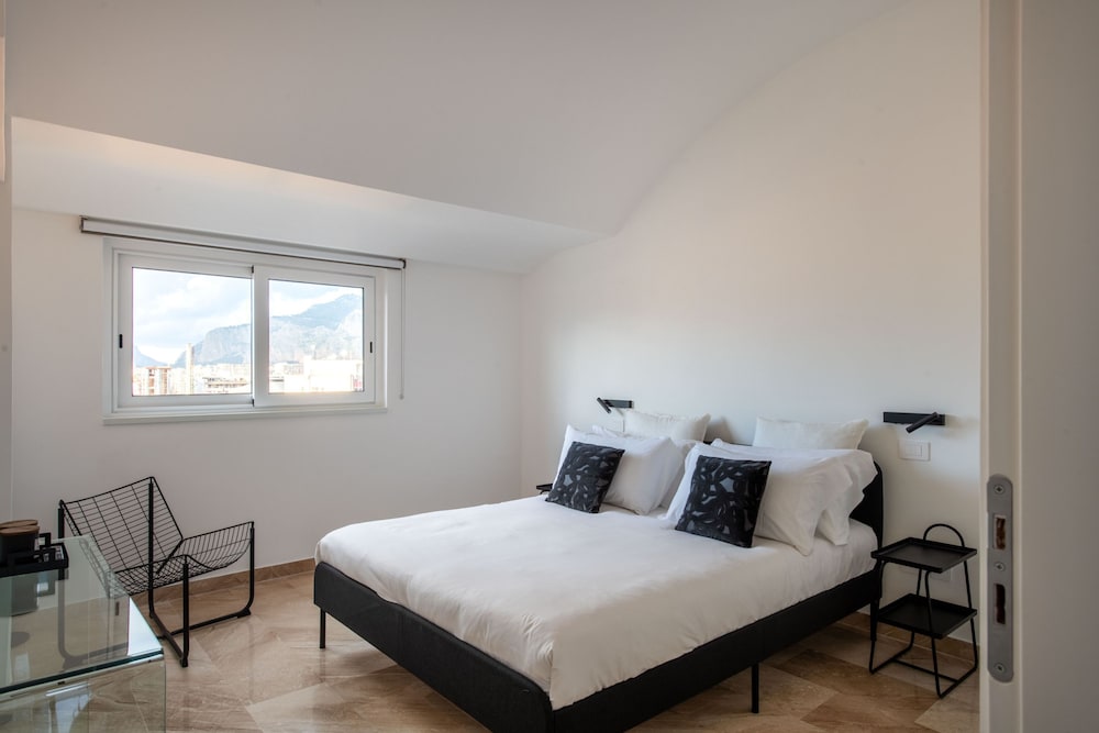 Ruggero City View Apartment by Wonderful Italy