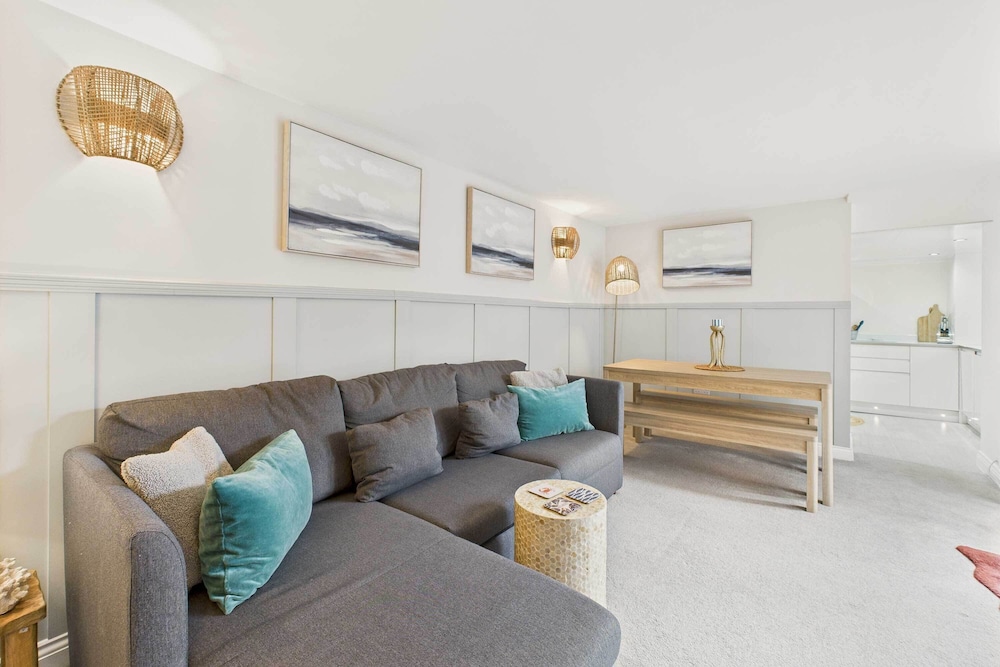 Host Stay Surf Jewel