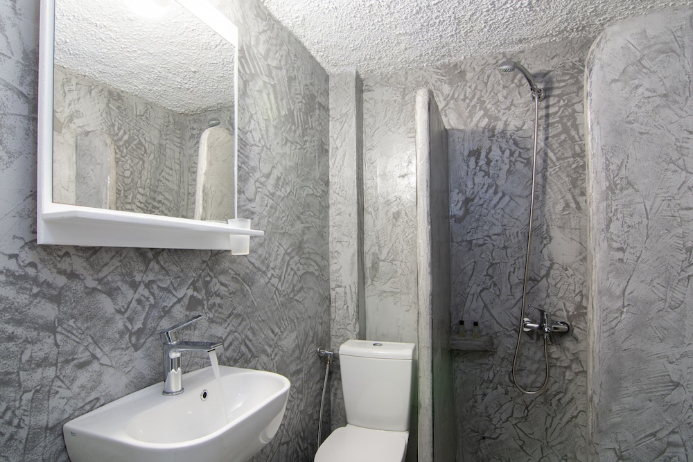 Carlos Pension en Santorini — bathroom