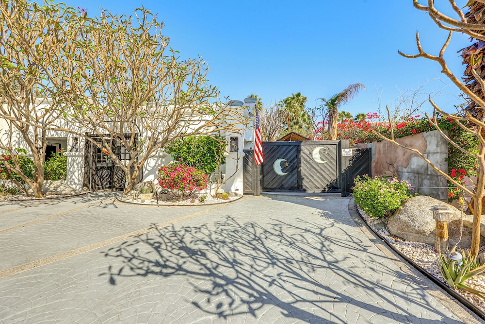 Golf, Shop & Hike: Sleek Rancho Mirage Studio