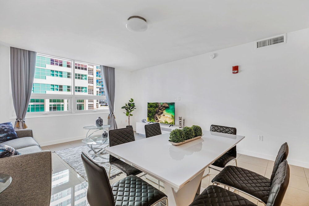 Modern 2-BD Condo in the Heart of Miami